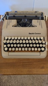 1959 Smith Corona Silent Super 5T Series Portable Typewriter Desert Sand w/ Case