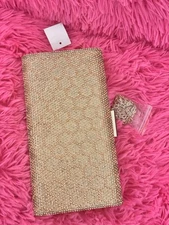 Gold clutch bag with chain and zipper closure #glamour #clutchbag