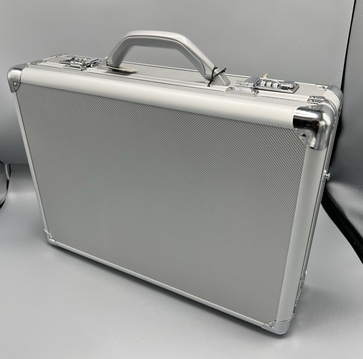 Solo Silver Aluminum 17&rdquo; Laptop Attache AC100-10 Briefcase