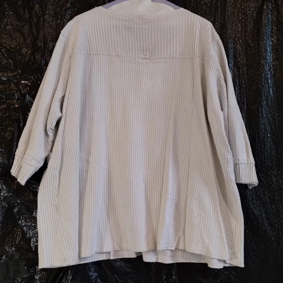 Blusa Fenini para mujer talla 2X beige bolsillo lateral con botones delanteros Foto 4 de 4