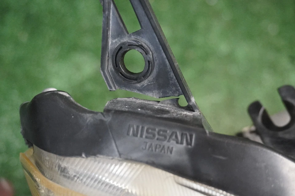 2011 2012 NISSAN ROGUE RIGHT PASSENGER SIDE HEAD LIGHT OEM 71977DYWF - Image 2 of 4