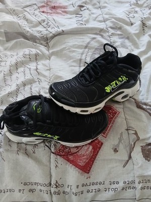 Nike Air Max Plus Low Top Black/White/Green Mesh Lace-Up Men s Sneaker