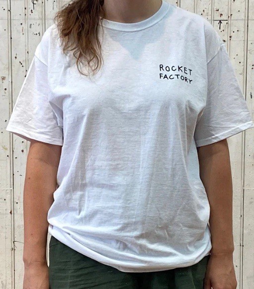 Maglietta Tom Sachs 2021 Rocket Factory 'We Think We Become Ten Bullets Mars Yard' Taglia L Bianca - Foto 2