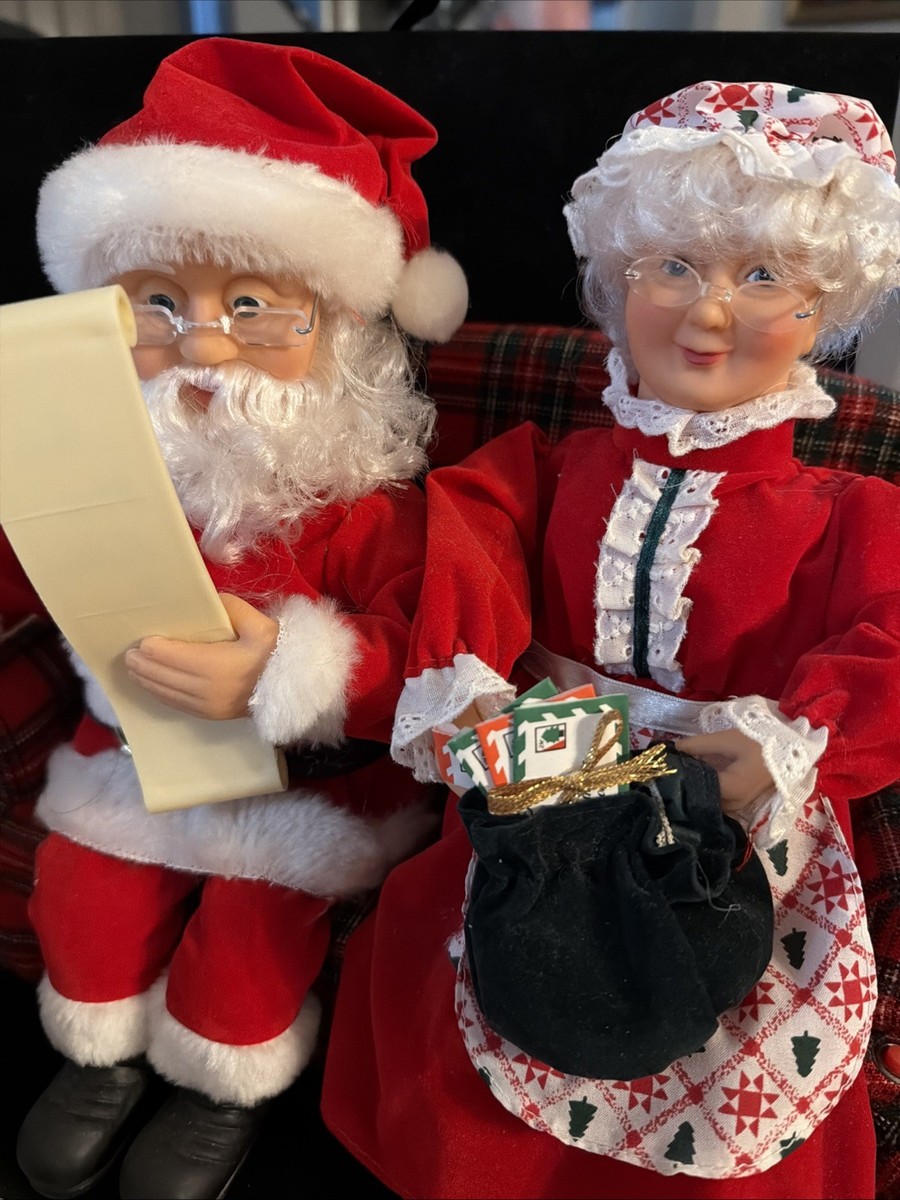 Vtg 1995 Gemmy Animated Santa and Mrs. Claus Sitting on the Couch