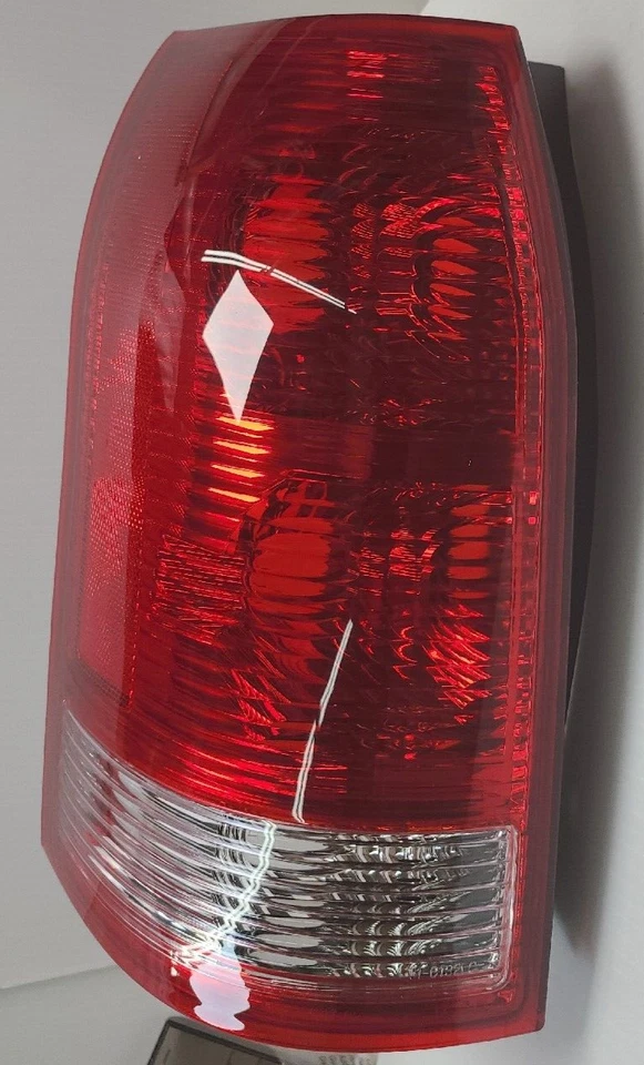 Conjunto de luces traseras Saturn Vue 2002-2007 lado del conductor GM2818172 TYC Foto 2 de 4