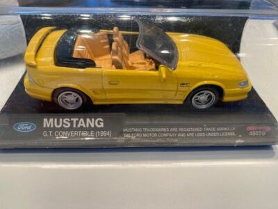 New Ray 48659 Ford Mustang GT Convertible 1994 Cabriolet Gelb inVitrine 1:43 