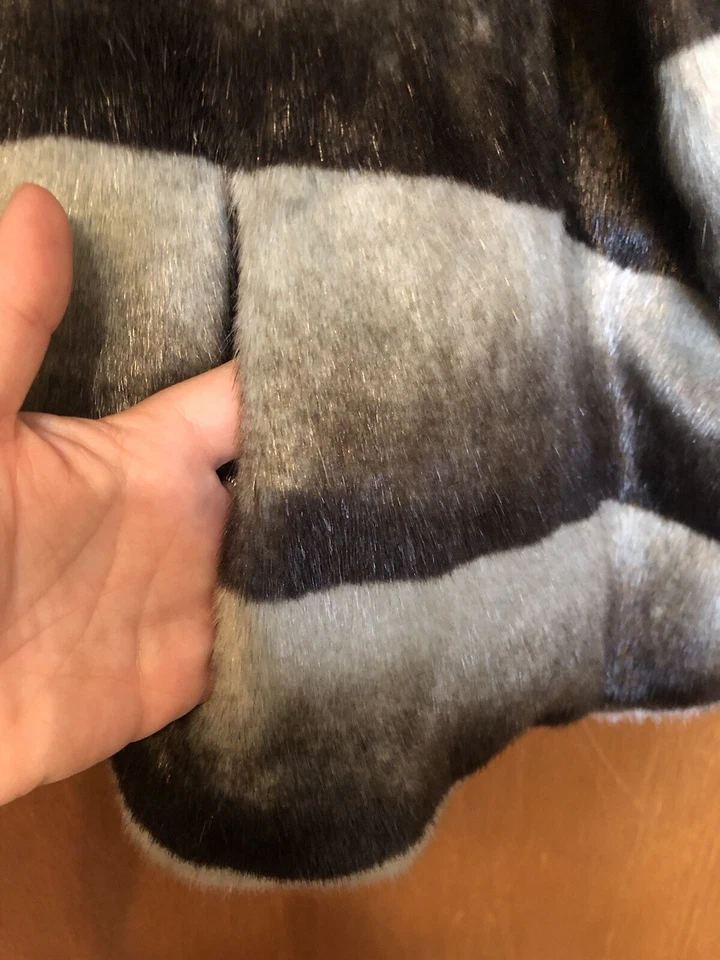 Chaqueta de piel sintética para mujer Calvin Klein en negro y gris talla mediana Foto 4 de 4