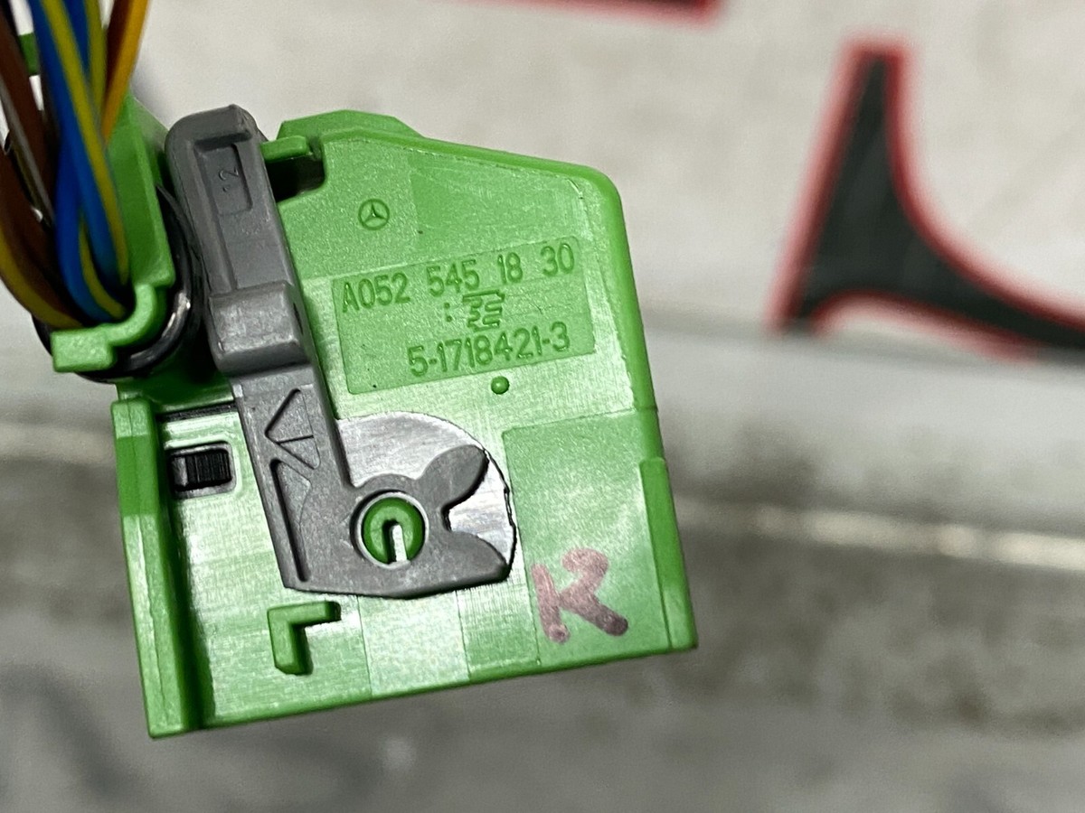 AS) GENUINE MERCEDES BENZ WIRING LOOM HARNESS PLUG CONNECTOR  