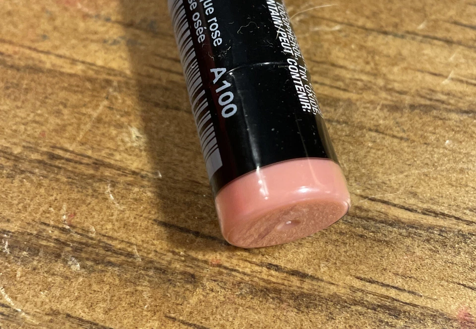 Avon Ultra color lip Crayon , color Risqué Rose New Sealed - Image 4 of 4