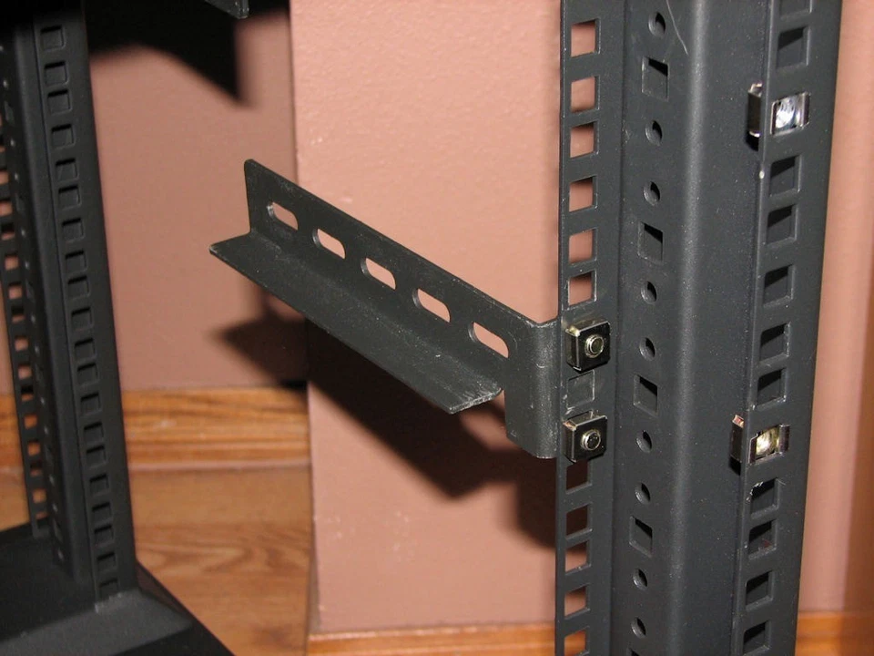 1U L-Bracket for Mounting Server Case to Open Rack SA-3201 (1 Set) - Image 2 of 2