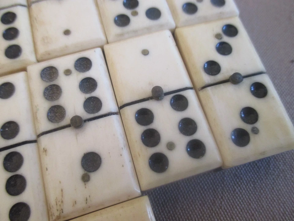 Ancien jeu de DOMINO OS et EBENE - 3 rivets laiton - complet . - Photo 3/4