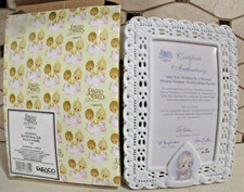 2000 Precious Moments Girl Holding Gift Photo Frame 472964/Q NIB Free Shipping