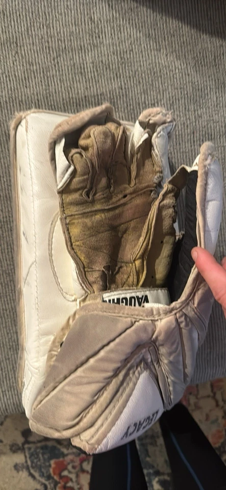 Guante de portero blanco Vaughn T 5500 y bloqueador B 4000 Foto 3 de 4