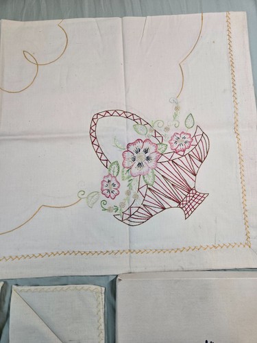Vintage Embroidered Bridge Luncheon Tablecloth 4 Napkins Original Box - Picture 5 of 14