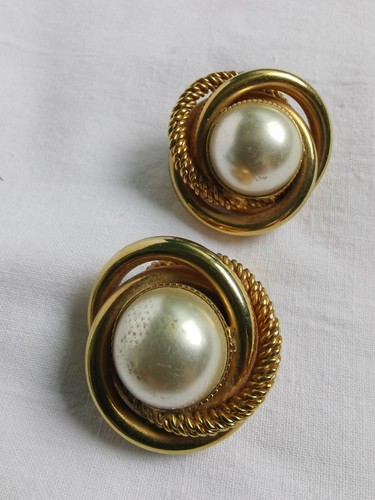 Boucles D'oreilles Clips Dorées POGGI Paris - Cabochon Blanc, Occasion, Dorure Passée