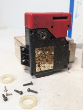 IDEC HS1E-40 Safety Door Lock Switch, GS-ET-19 24VDC 250VAC