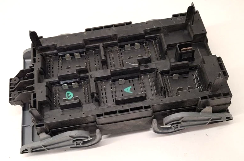 Conjunto de caja de fusibles de motor Chevy Silverado 1500 2007-2009 OEM con garantía Foto 2 de 3