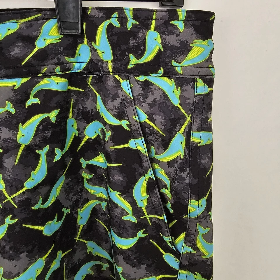 Bermuda de natação Tomboy X estampa narval azul preta tamanho médio em excelente estado usado - Imagem 3 de 4