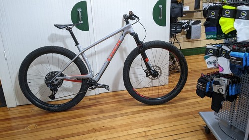 TREK STACHE 9.7 2018-19.5" (L) SILVER IN GOOD USED CONDITION!