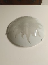 plafoniera in vetro satinato caratterizzata da decoro centrale a forma di sole