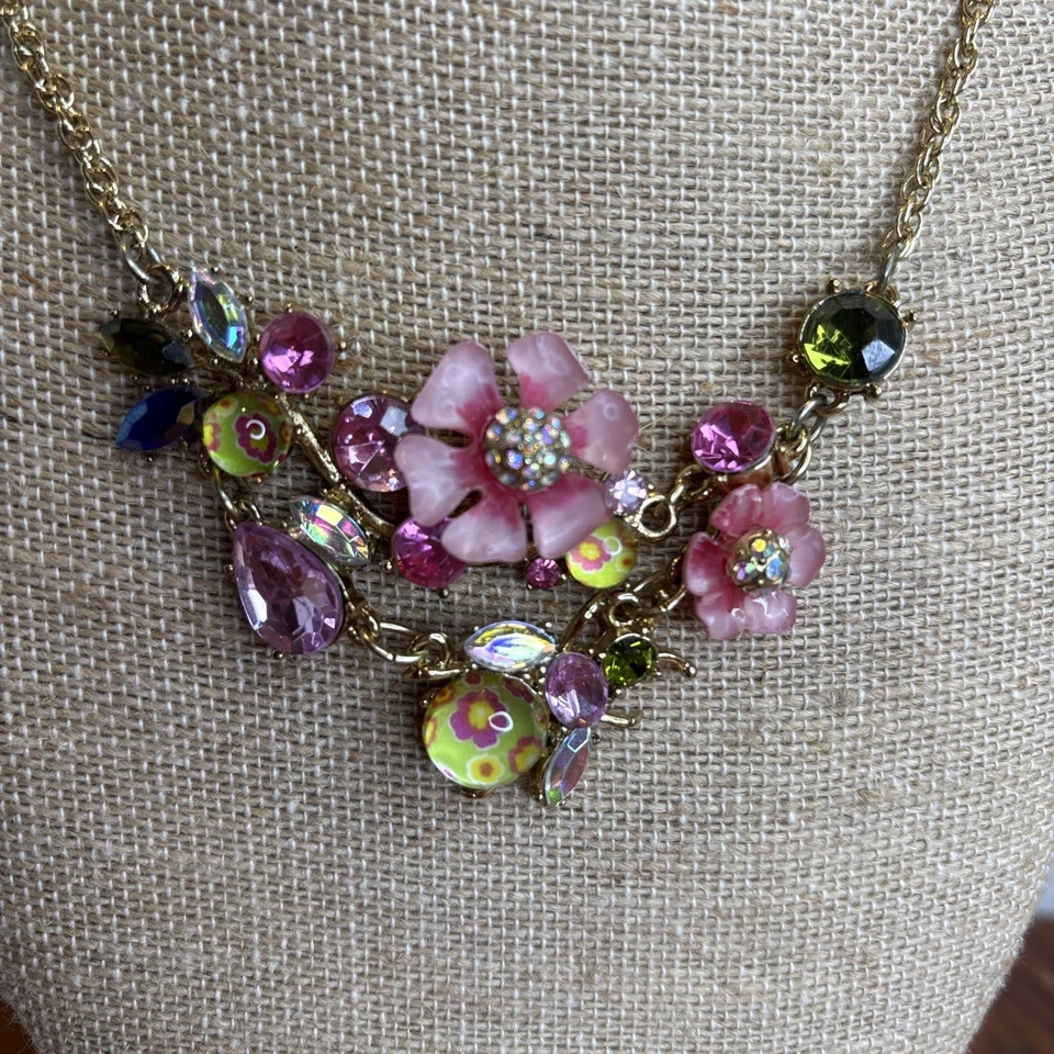 Collar Betsey Johnson Primavera Glamour Flor Insecto Lucita Rosa Mosca Cristal Foto 3 de 4
