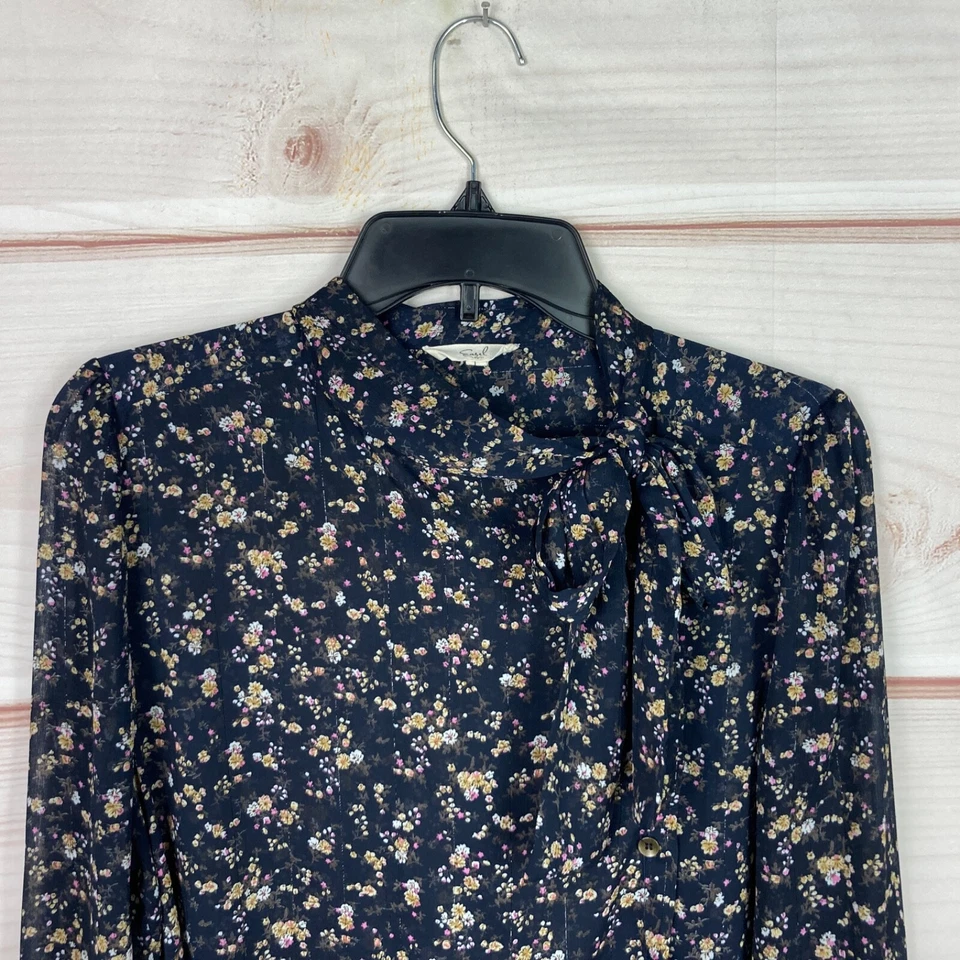 Blusa Cavalete Feminina L Azul Floral Assimétrica Botão Gola Amarrada Semitransparente - Imagem 2 de 4