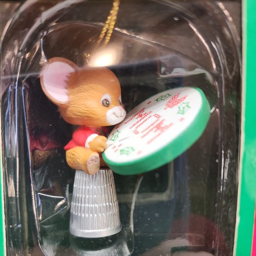 Gibson Sittin' & Stitchin Christmas Ornament Mouse on Thimble Stitching 1995 - Picture 5 of 5