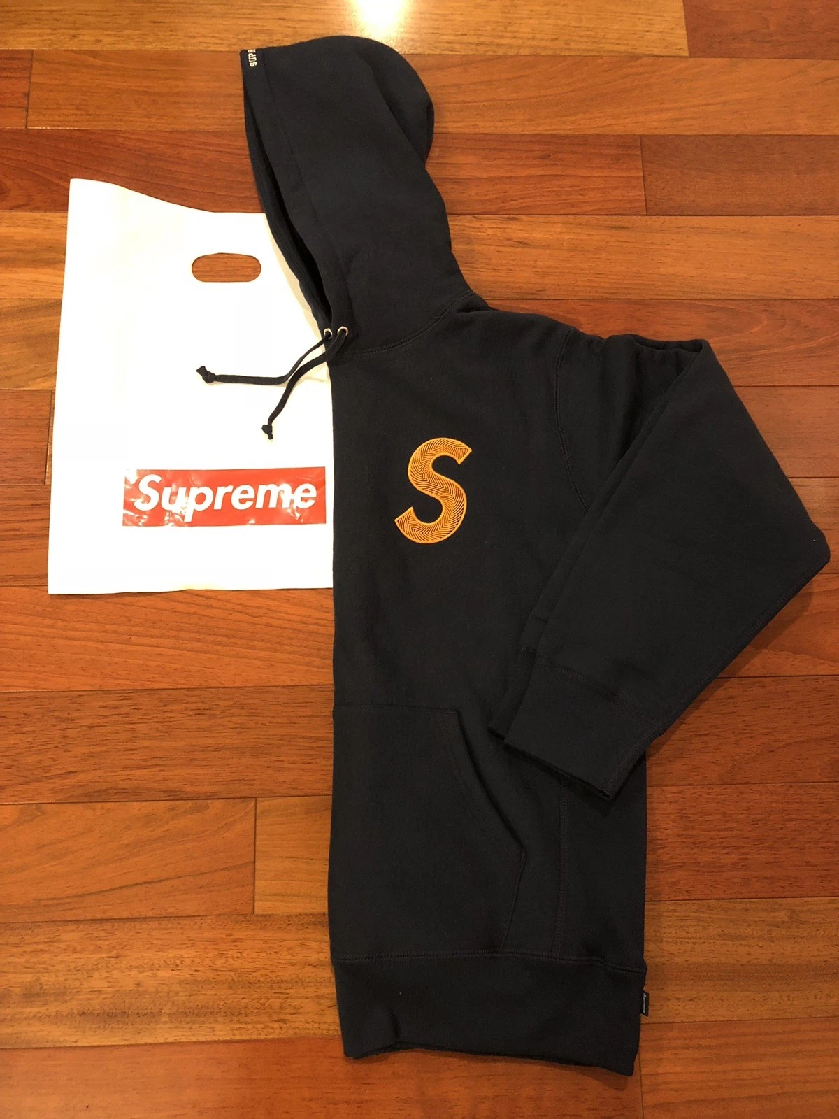 Sweat à capuche Supreme S logo bleu marine taille L ÉPUISÉ