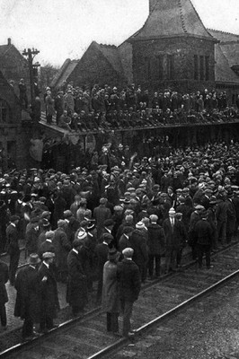 Menschenmenge am Bahnhof Ann Arbor Absendung von Fußballmannschaft, Foto 1914 