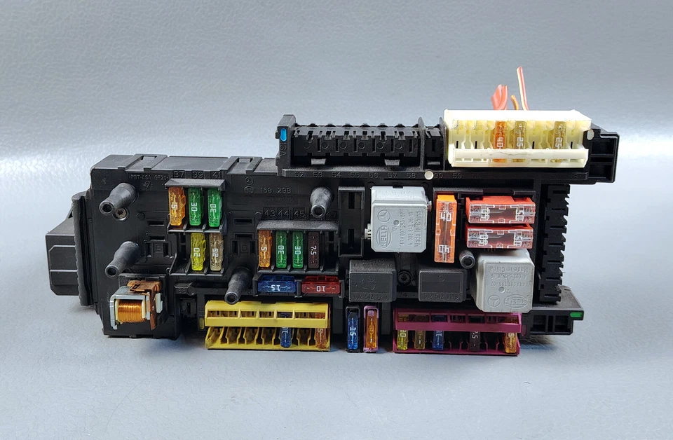 14-16 MERCEDES BENZ E63 AMG S4MATIC 5.5 SAM CAJA DE FUSIBLES ELÉCTRICOS TRASEROS 2129009722 Foto 4 de 4