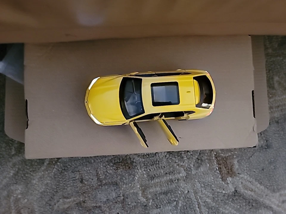 Modelo diecast amarillo de un SUV Lamborghini Urus 1:40 con luz y sonido Foto 4 de 4