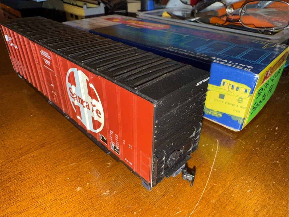 Roundhouse HO Scale Santa Fe 50’ FMC Hi-Cube Rib Side Boxcar ATSF #524870  LN - Image 3 of 4