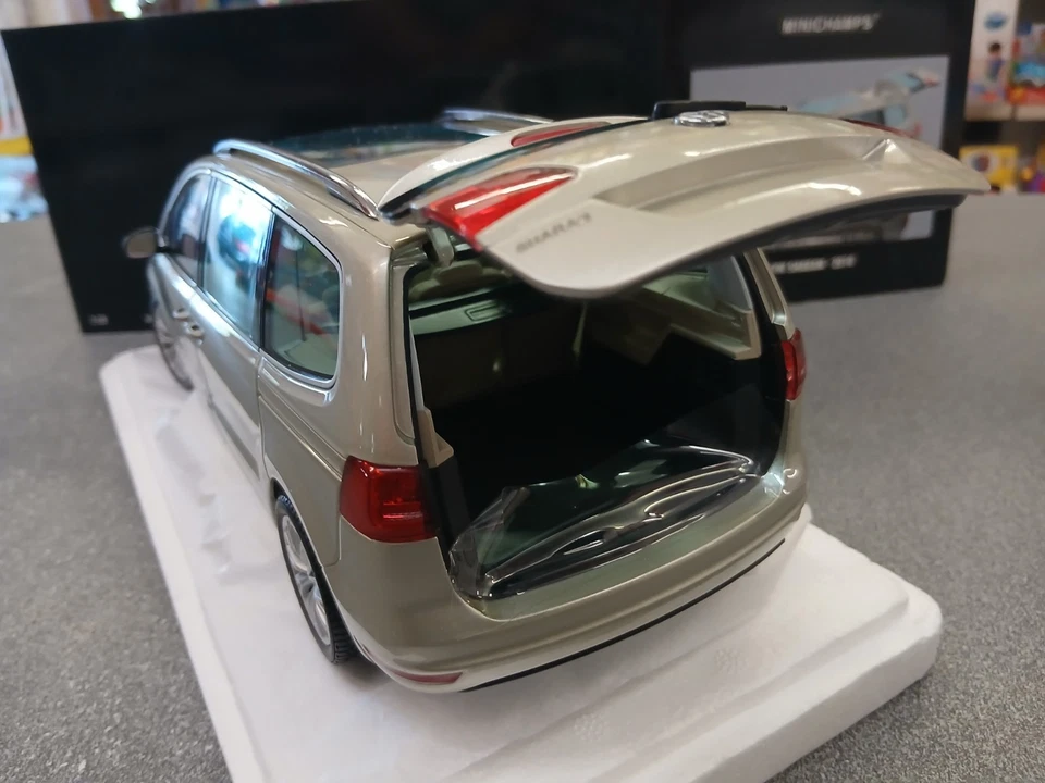 Minichamps 110 051002 VW Sharan 2010 E.L. n.418 su 504 1/18 - Immagine 3 di 4