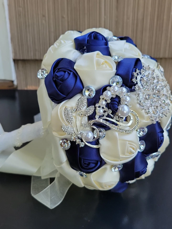 Broche ramo de boda nupcial rosa satinado azul marino de 8" con diamantes de imitación brillantes Foto 3 de 4