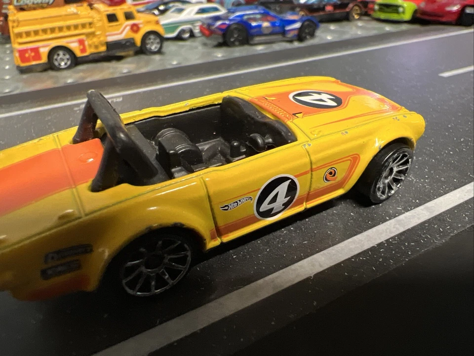 ROADSTER HOT WHEELS TRIUMPH TR6 LARANJA CLARO  - Imagem 4 de 4