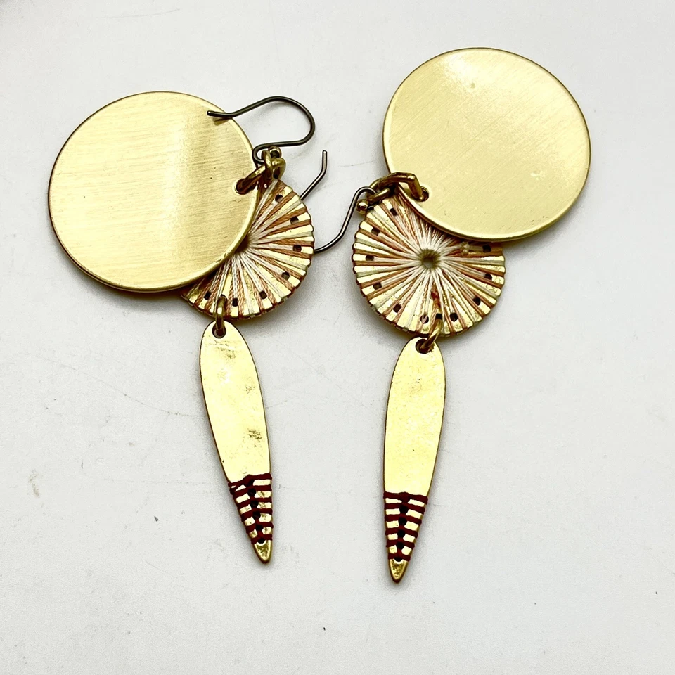 Brincos perfurados pendurados renascimento etrusco marca da sorte modernista tom dourado - Imagem 3 de 4