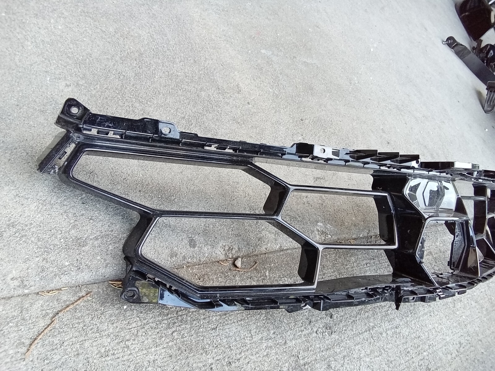 19-21 Lamborghini URUS front bumper Upper Grille Glossy Black 4ML807639BY9B OEM