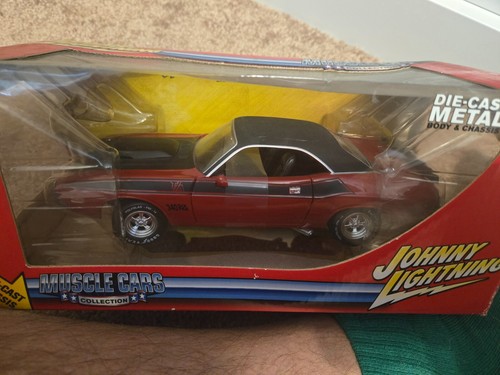 JOHNNY LIGHTNING MUSCLE CARS - 1970 DODGE CHALLENGER T/A HEMI - 1/24 DIECAST