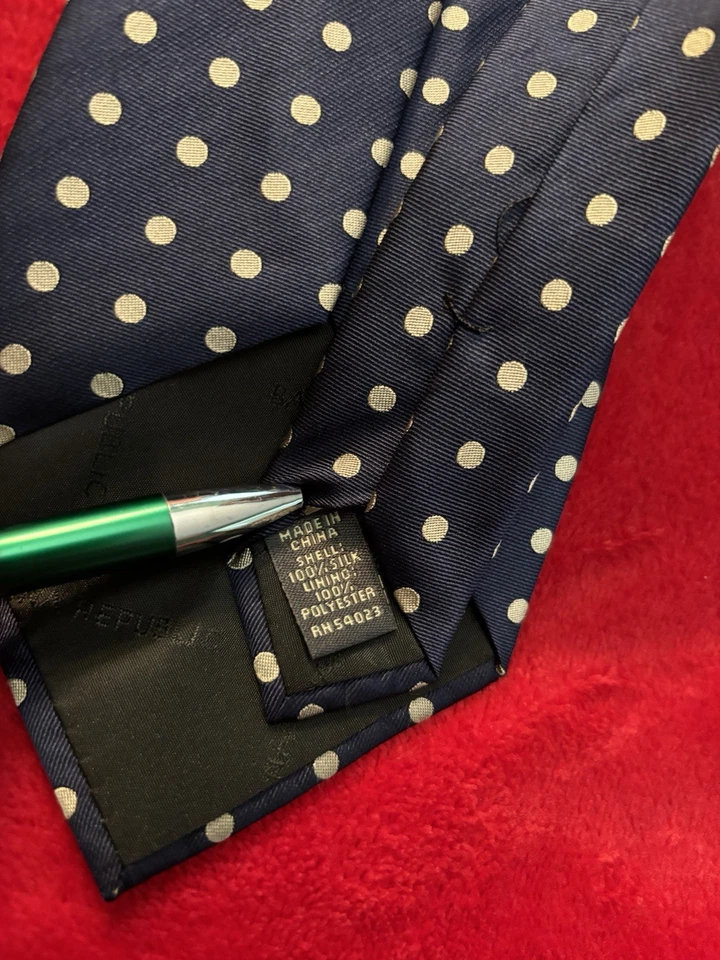 Corbata Banana Republic 100 % seda azul con lunares tejidos pálidos 3,75 W x 58 L usada en excelente estado Foto 3 de 4