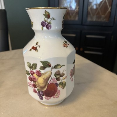 Hammersley English Bone China ''New Fruit'' Pattern with Gold Trim Vase 8.5''