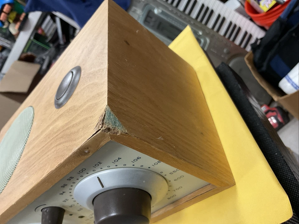 Relógio despertador Tivoli modelo três Henry Kloss madeira e bege (danificado) FUNCIONA! 3 - Imagem 3 de 4