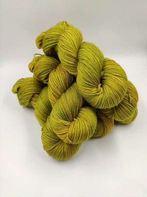 handgefärbtes New Zealand Polwarth DK 100 g -  GOLDGRÜN  408