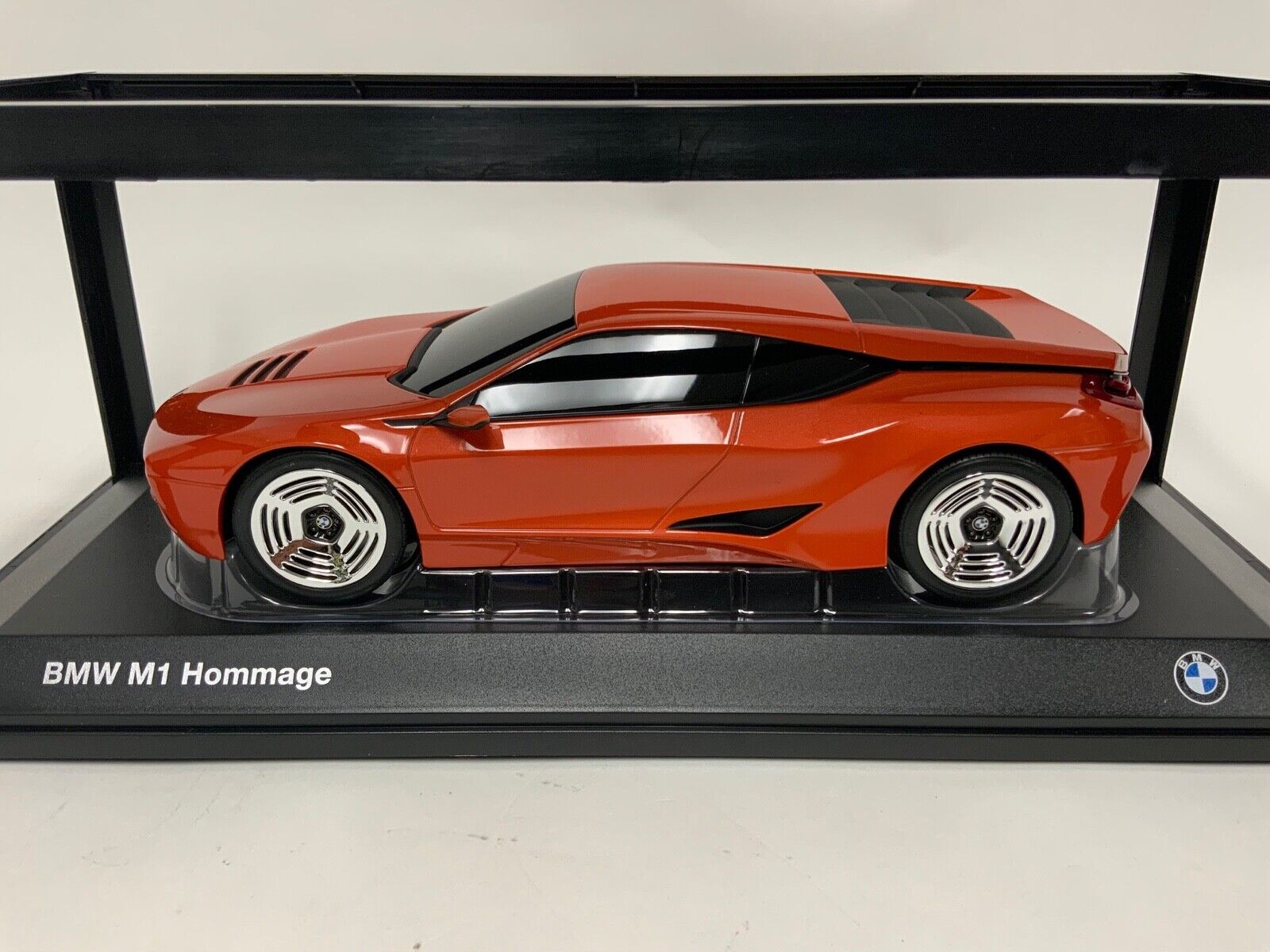 1/18 Norev BMW M1 HOMMAGE Collection in Orange 80 43 2 413 752 NC1165