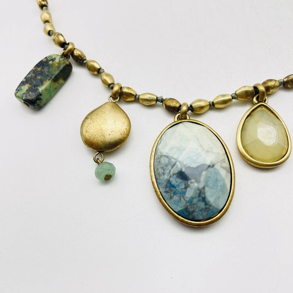 Collar con dije firmado por Kenneth Cole tono dorado cuentas de piedra facetadas boho moderno Foto 3 de 4