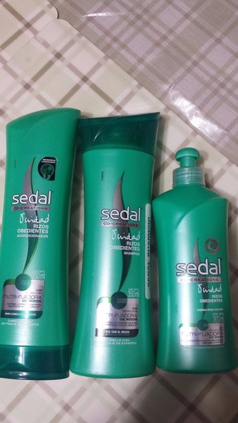 Champú acondicionador y peine para cabello Sedal Obedient Curls crema hecho en México raro