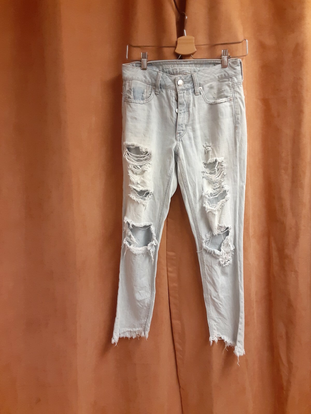 WOMEN'S AMERICAN EAGLE BUTTON DOWN DISTRESSED JEA… - image 1