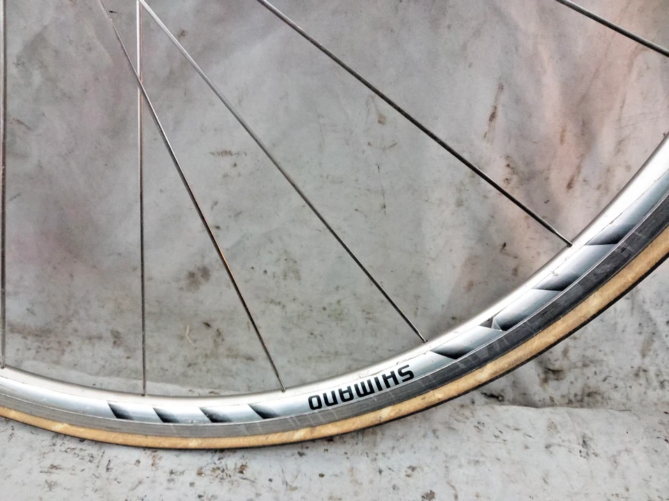 Комплект колес для шоссейного велосипеда Shimano WH-R550 700c втулка Freehub 130/100 QR 20/16S PV ретро кафе - Изображение 4 из 4