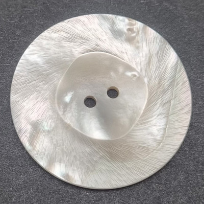 Weisser Perlmutt 2-Loch-Knopf 23-38 mm Ziseliert / Mother-of-Pearl Button E79