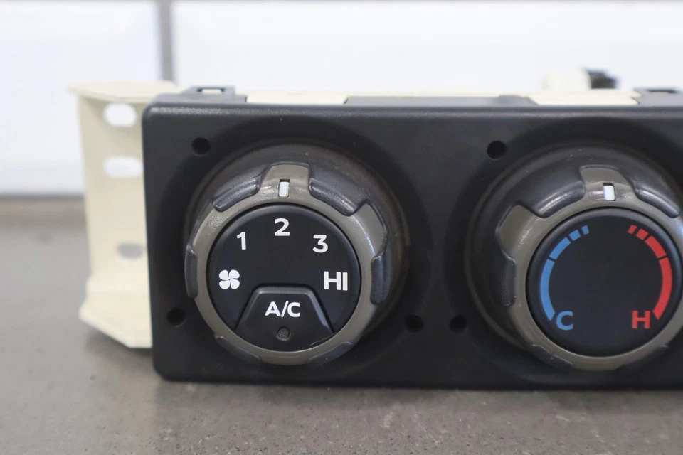 2004-2006 Pontiac GTO (2-Door) Manual Temperature Climate Control - Image 3 of 4