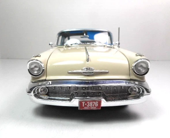 Oldsmobile Super 88 #50445 1957 Highway 61 1:18 Foto 4 de 4